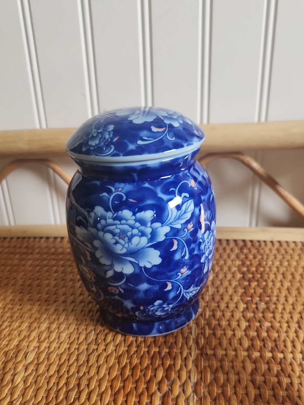 Alishan High Mountain Tea Porcelain Container